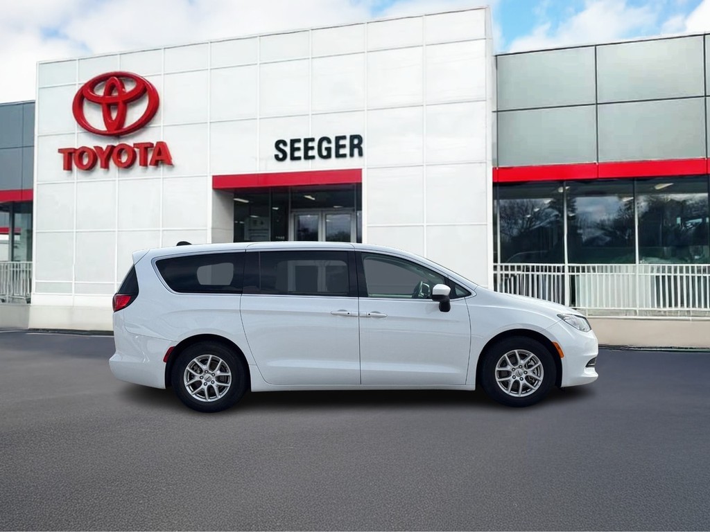 Chrysler Voyager Vehicle Full-screen Gallery Image 02