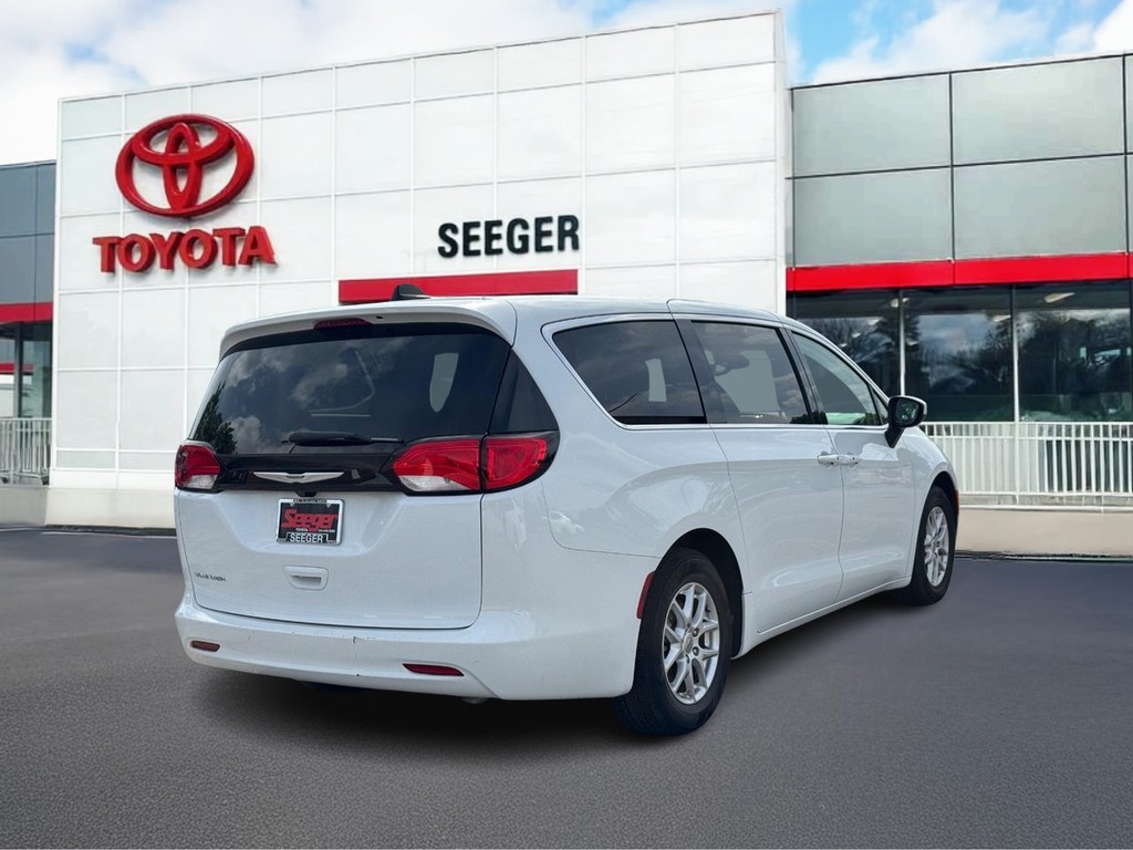 Chrysler Voyager Vehicle Full-screen Gallery Image 03