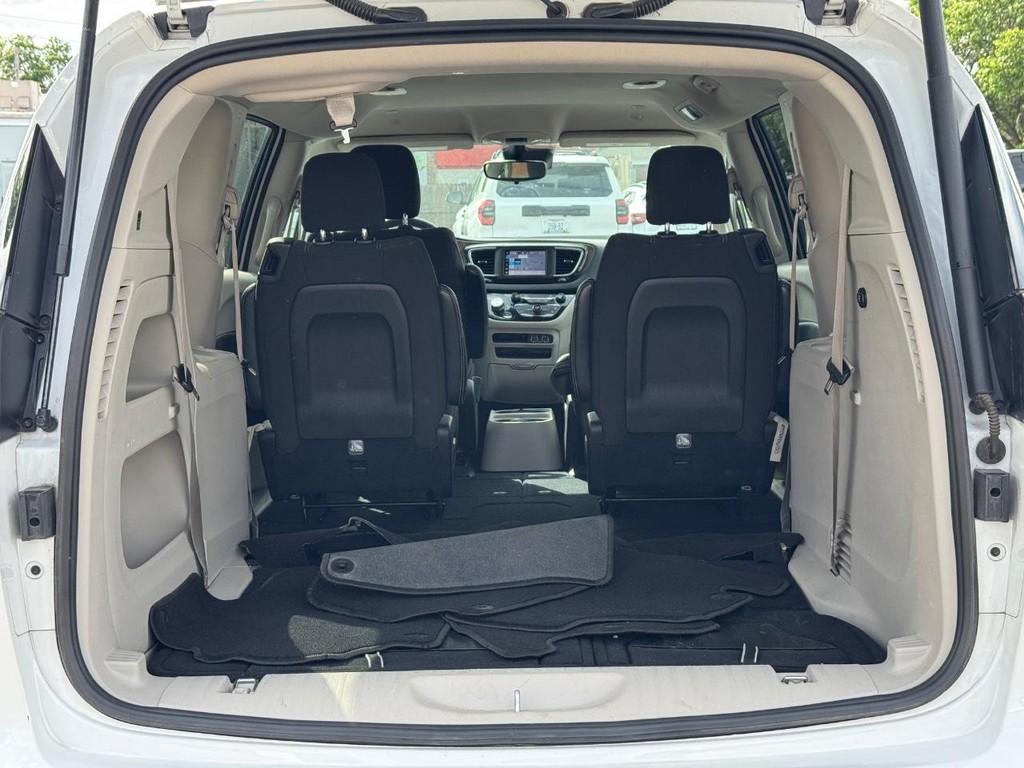 Chrysler Voyager Vehicle Full-screen Gallery Image 04