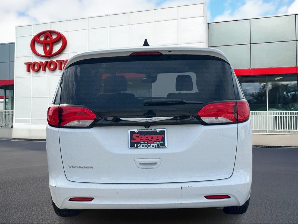 Chrysler Voyager Vehicle Full-screen Gallery Image 05
