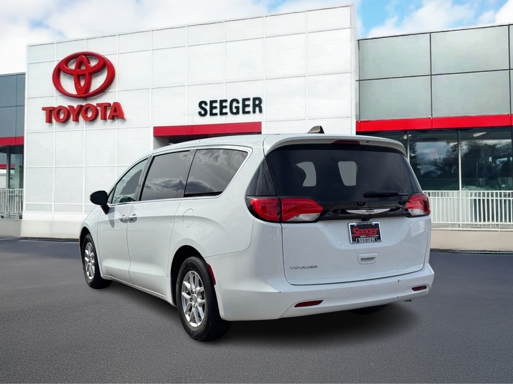 Chrysler Voyager Vehicle Full-screen Gallery Image 06