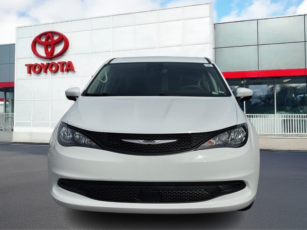 Chrysler Voyager Vehicle Full-screen Gallery Image 08