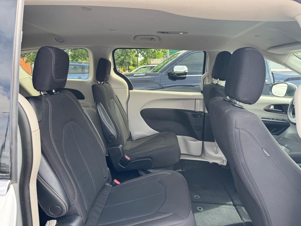 Chrysler Voyager Vehicle Full-screen Gallery Image 10