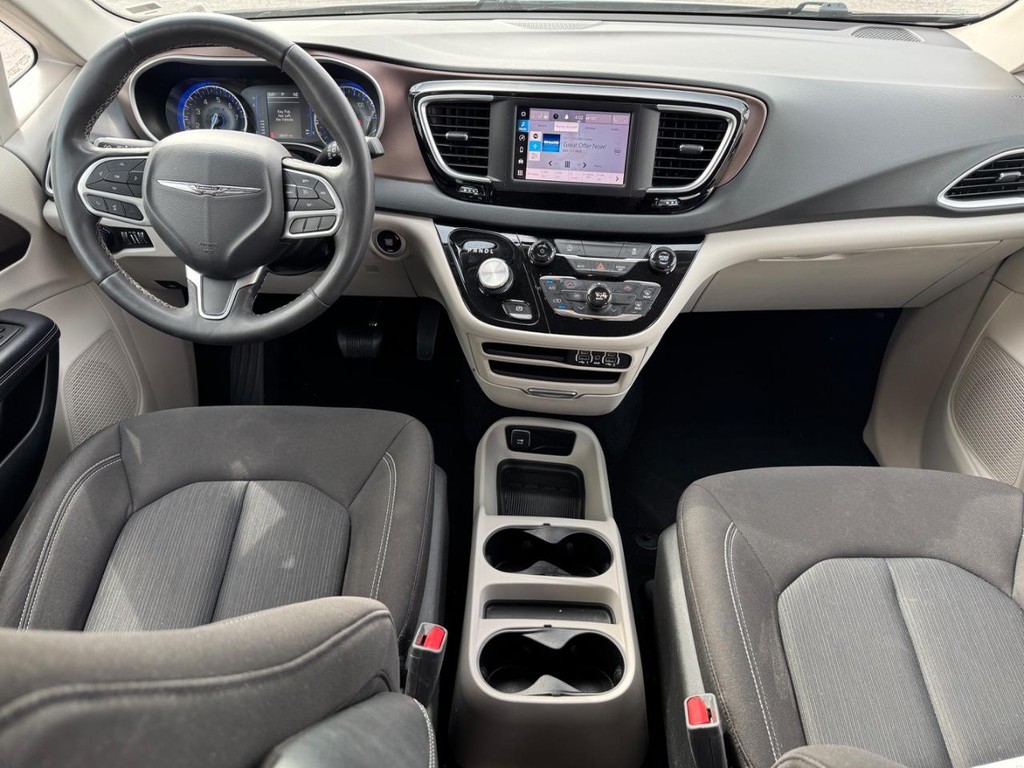Chrysler Voyager Vehicle Full-screen Gallery Image 11