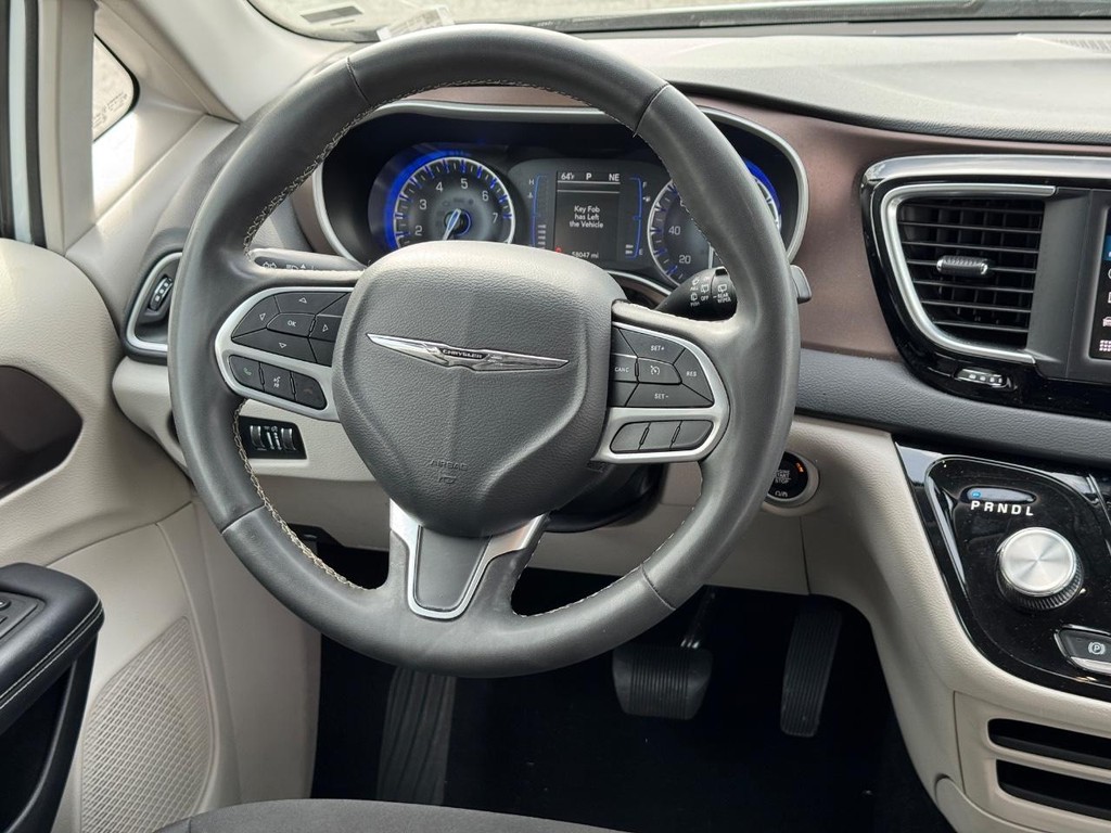 Chrysler Voyager Vehicle Full-screen Gallery Image 12