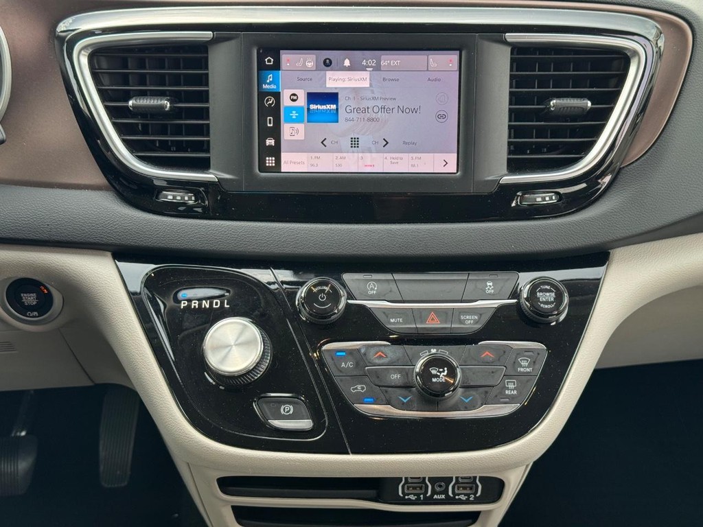 Chrysler Voyager Vehicle Full-screen Gallery Image 13