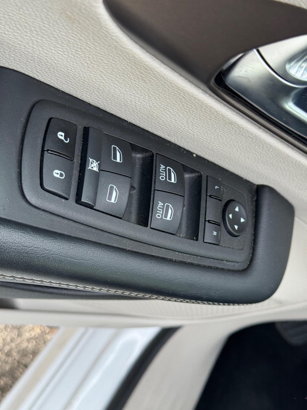 Chrysler Voyager Vehicle Full-screen Gallery Image 14