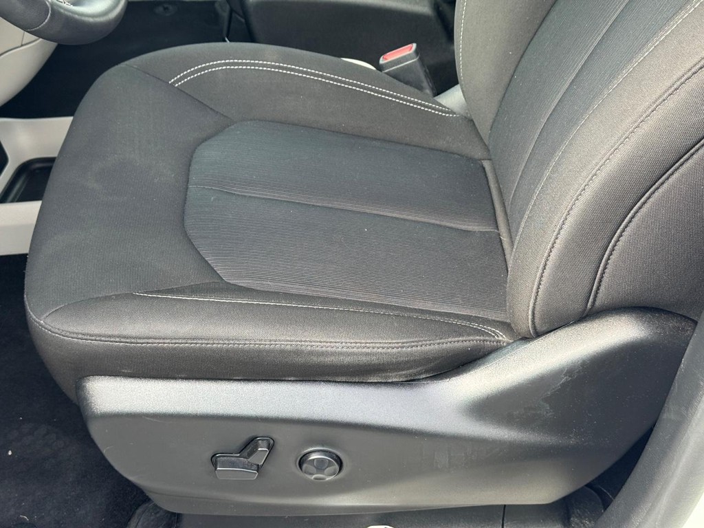 Chrysler Voyager Vehicle Full-screen Gallery Image 15