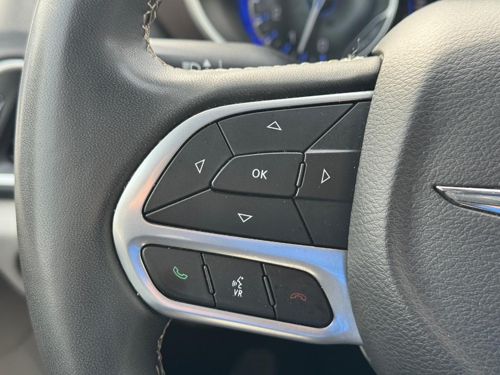 Chrysler Voyager Vehicle Full-screen Gallery Image 16