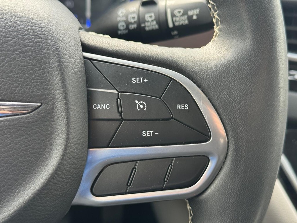 Chrysler Voyager Vehicle Full-screen Gallery Image 17