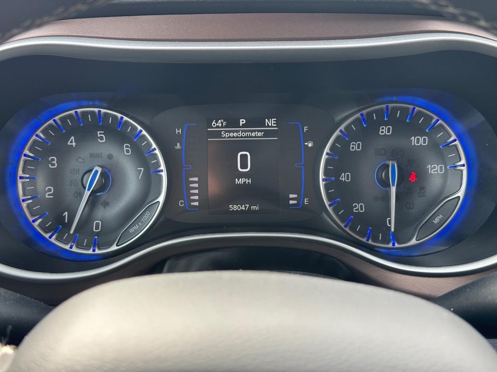 Chrysler Voyager Vehicle Full-screen Gallery Image 18