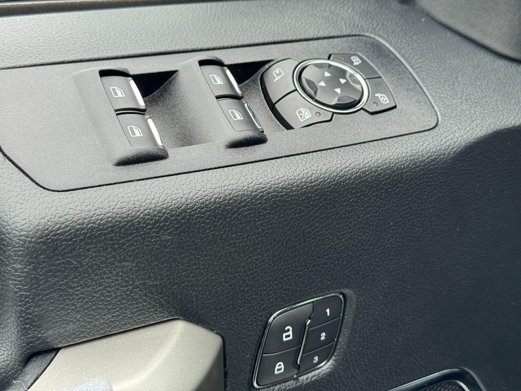 Ford F-150 Vehicle Full-screen Gallery Image 15