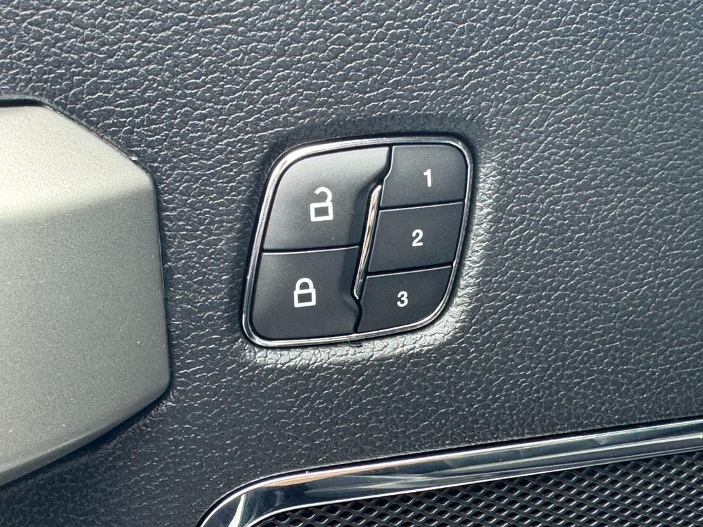 Ford F-150 Vehicle Full-screen Gallery Image 16