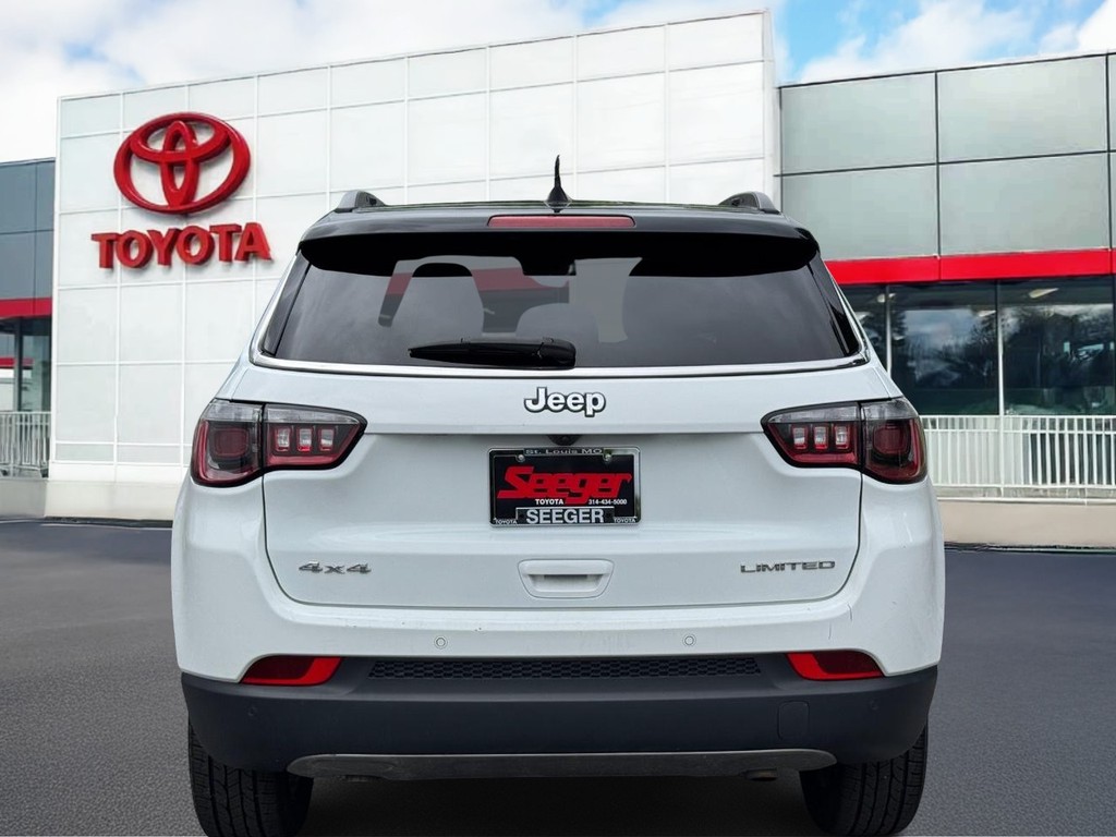 Jeep Compass Vehicle Full-screen Gallery Image 06