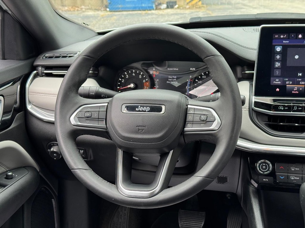 Jeep Compass Vehicle Full-screen Gallery Image 13