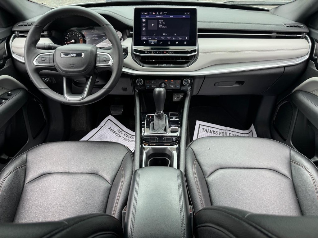 Jeep Compass Vehicle Full-screen Gallery Image 14