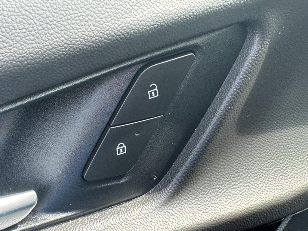 Chevrolet Equinox Vehicle Full-screen Gallery Image 16