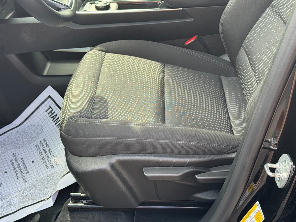 Chevrolet Equinox Vehicle Full-screen Gallery Image 17