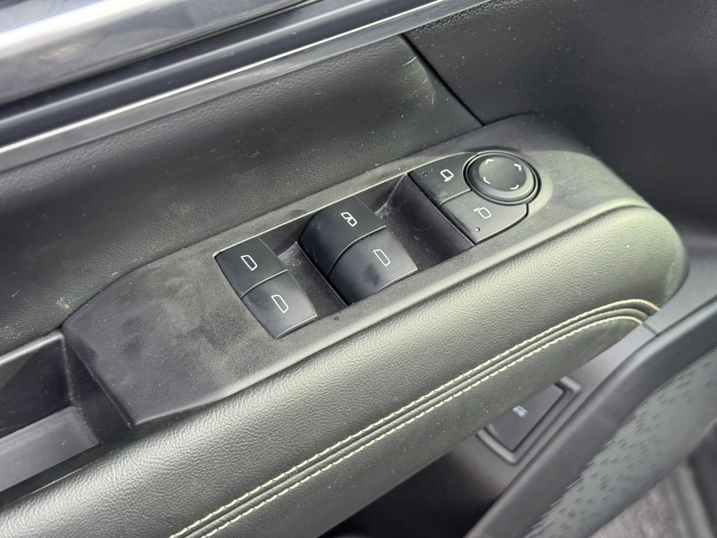 GMC Terrain Vehicle Full-screen Gallery Image 16