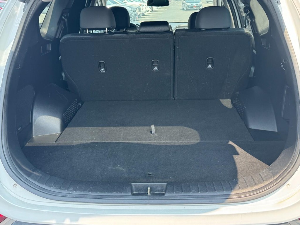 Hyundai Santa Fe Vehicle Full-screen Gallery Image 05