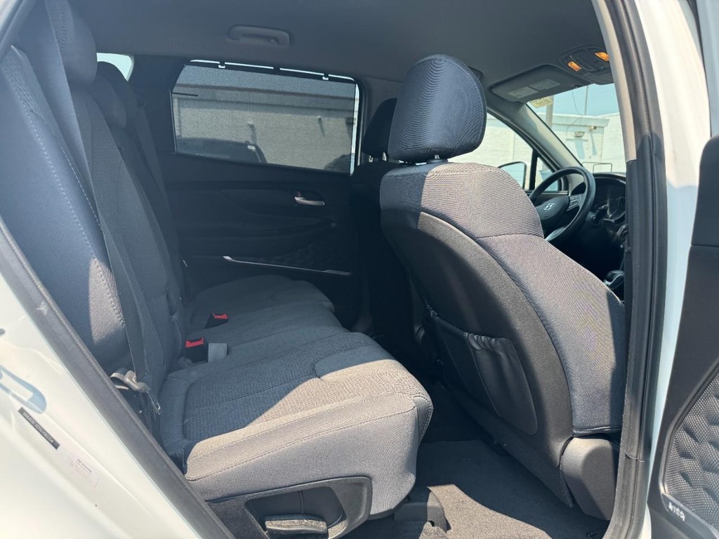 Hyundai Santa Fe Vehicle Full-screen Gallery Image 10