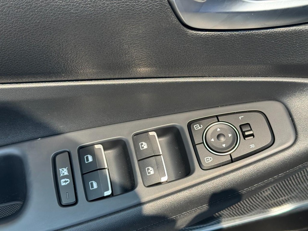 Hyundai Santa Fe Vehicle Full-screen Gallery Image 16
