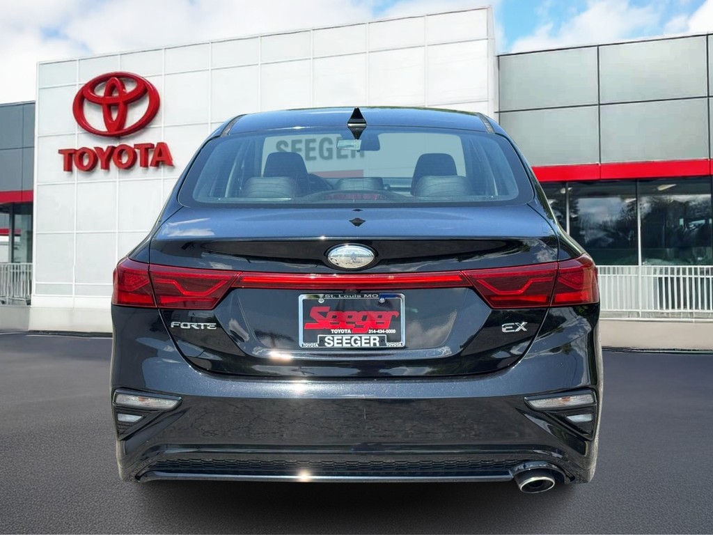 Kia Forte Vehicle Full-screen Gallery Image 04