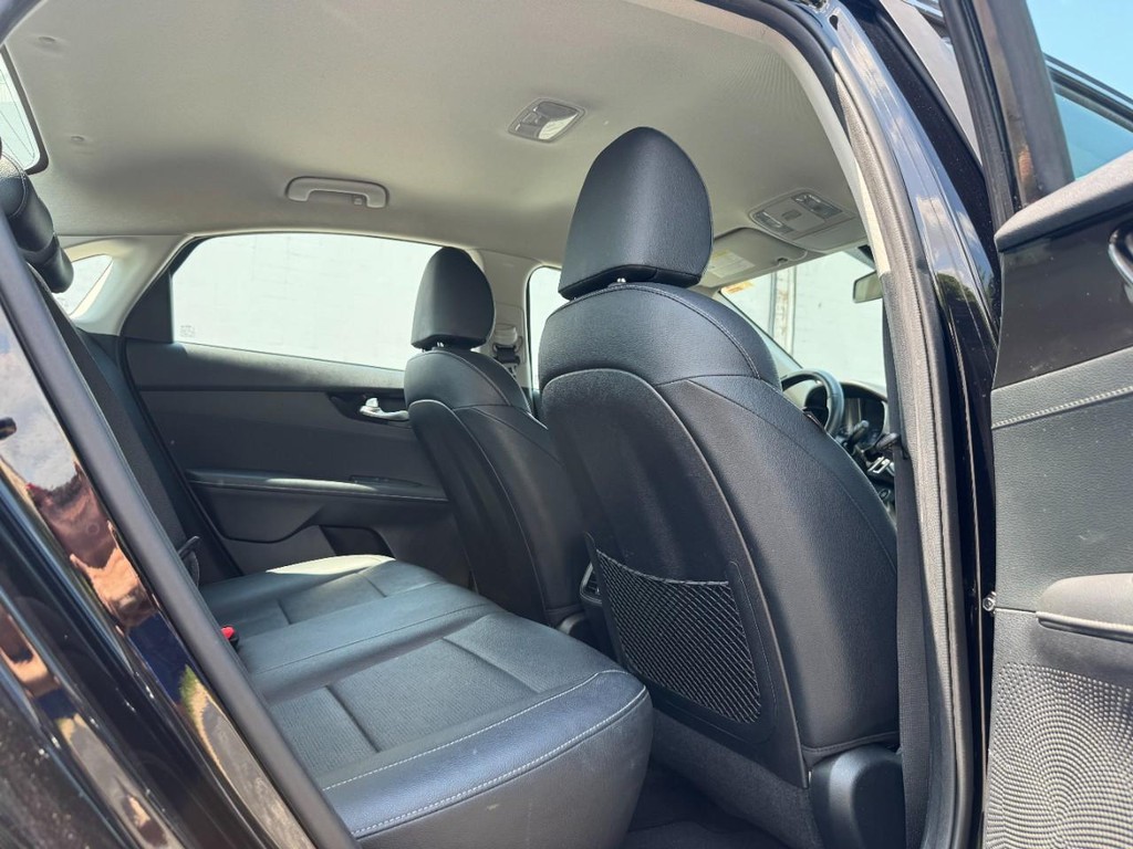 Kia Forte Vehicle Full-screen Gallery Image 11