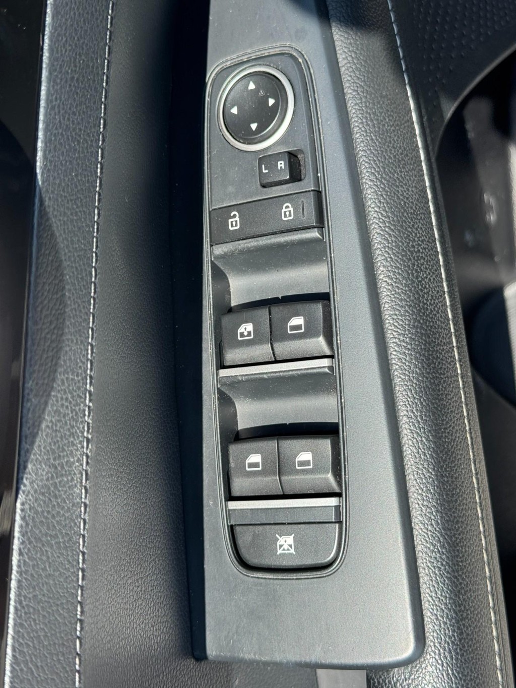 Kia Forte Vehicle Full-screen Gallery Image 16