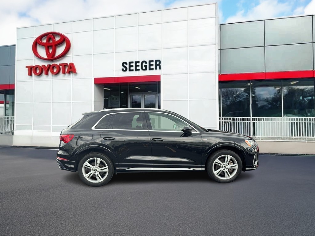 Audi Q3 Vehicle Full-screen Gallery Image 02
