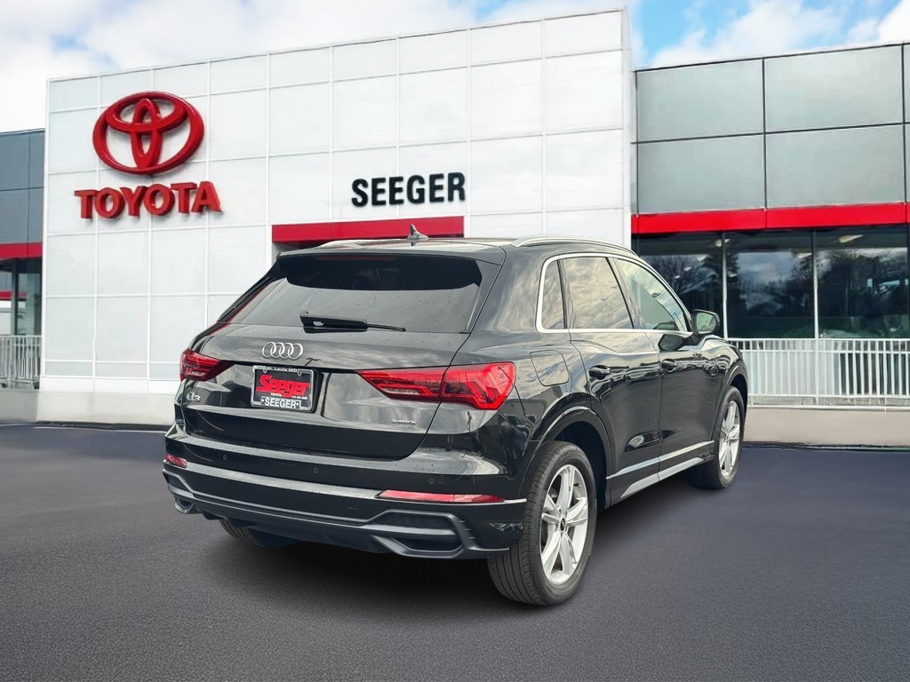 Audi Q3 Vehicle Full-screen Gallery Image 03