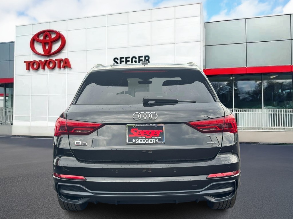 Audi Q3 Vehicle Full-screen Gallery Image 04