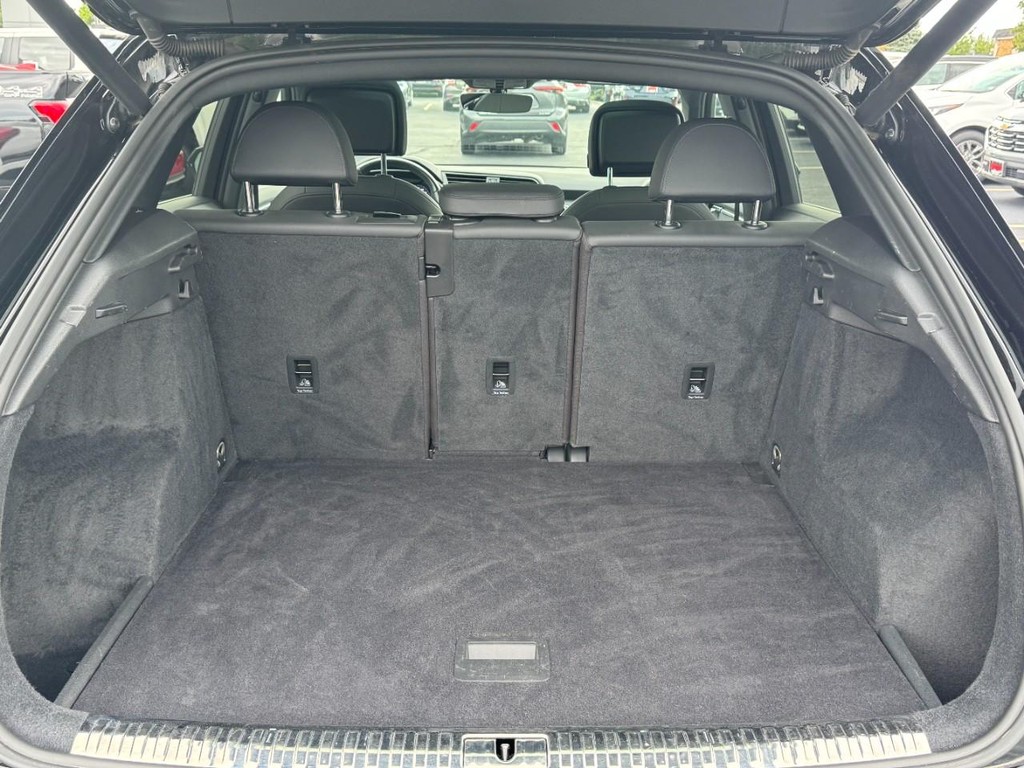 Audi Q3 Vehicle Full-screen Gallery Image 05