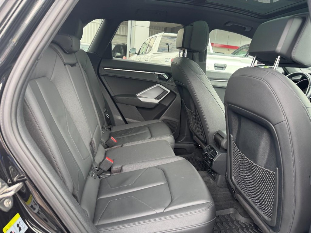 Audi Q3 Vehicle Full-screen Gallery Image 10