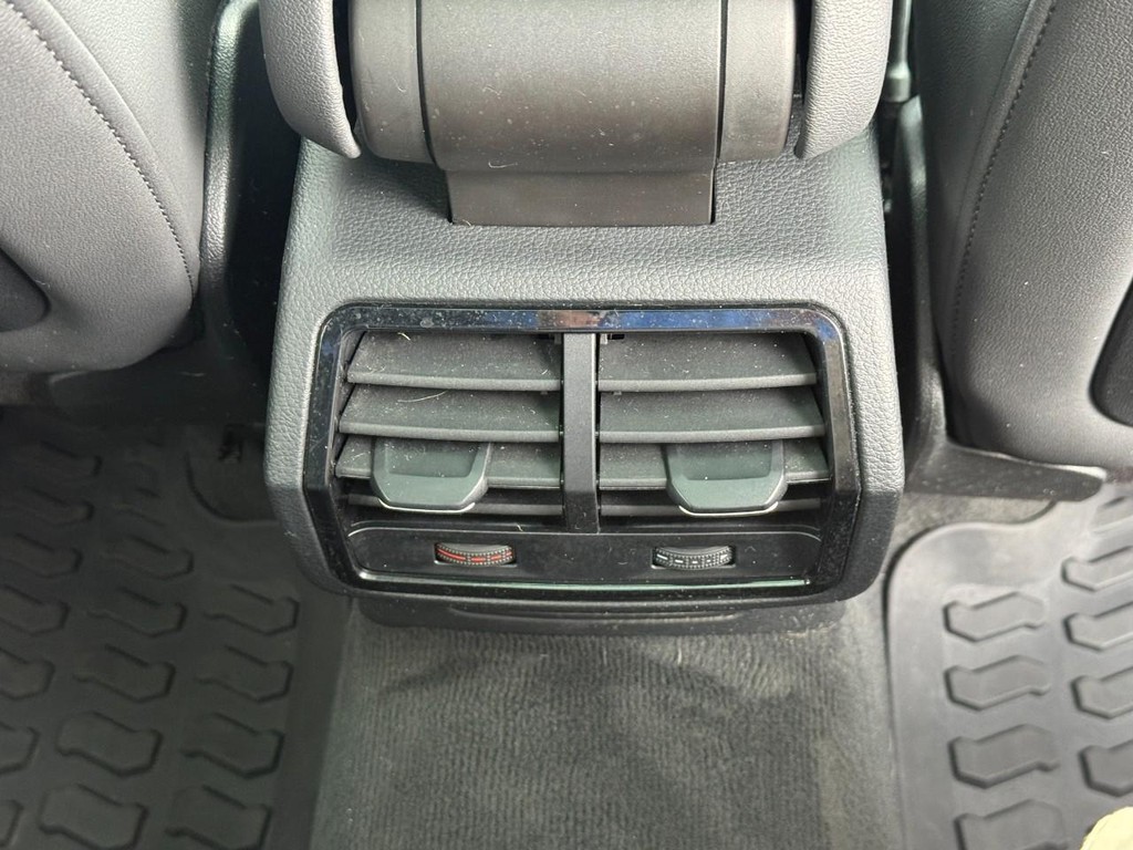 Audi Q3 Vehicle Full-screen Gallery Image 11