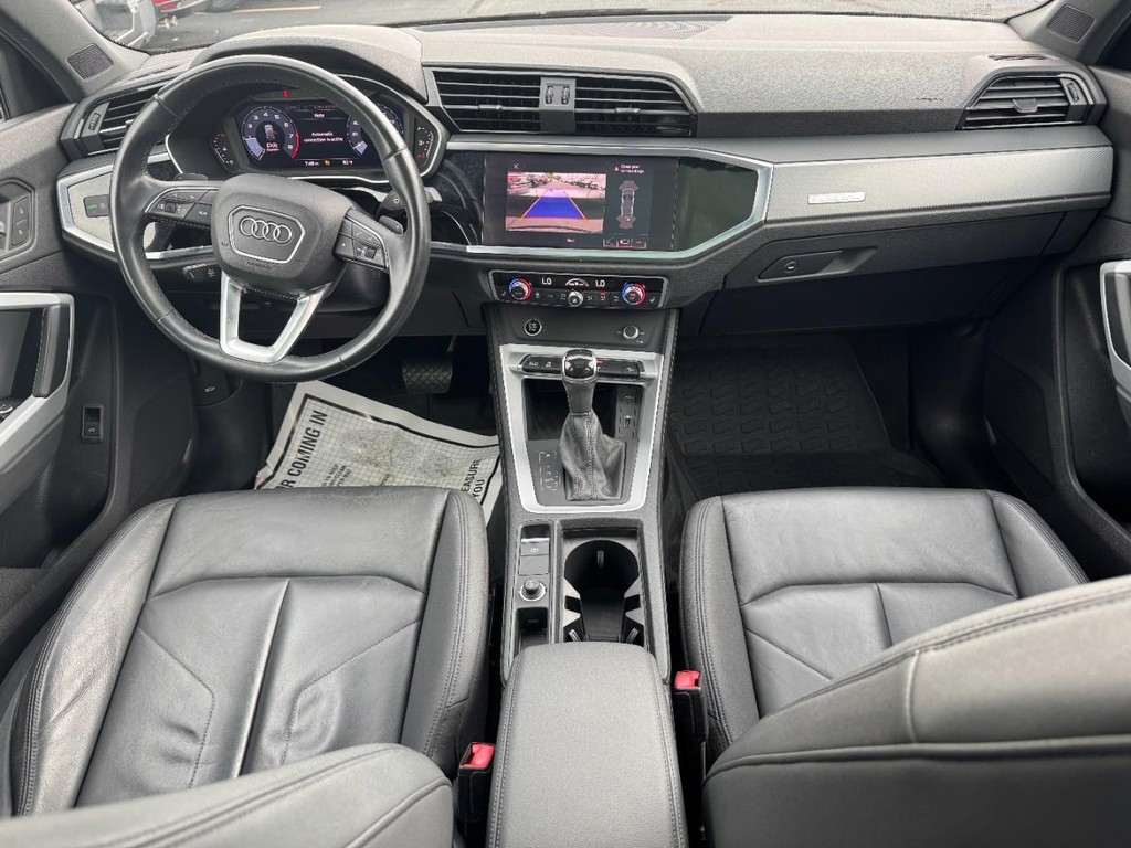 Audi Q3 Vehicle Full-screen Gallery Image 12