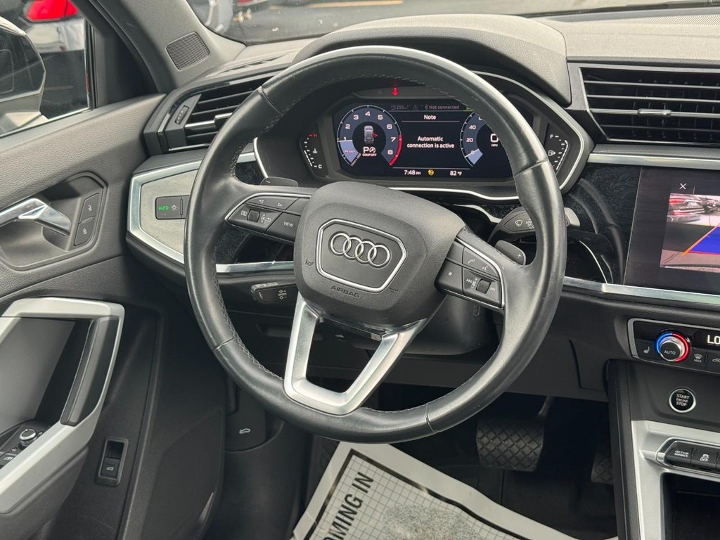 Audi Q3 Vehicle Full-screen Gallery Image 13
