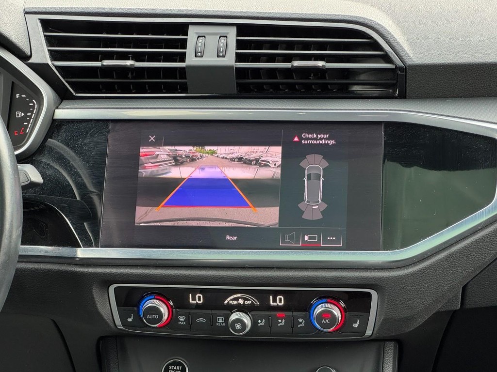 Audi Q3 Vehicle Full-screen Gallery Image 14
