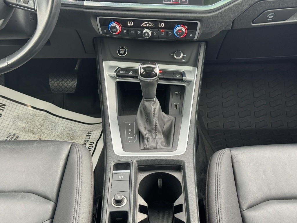 Audi Q3 Vehicle Full-screen Gallery Image 15