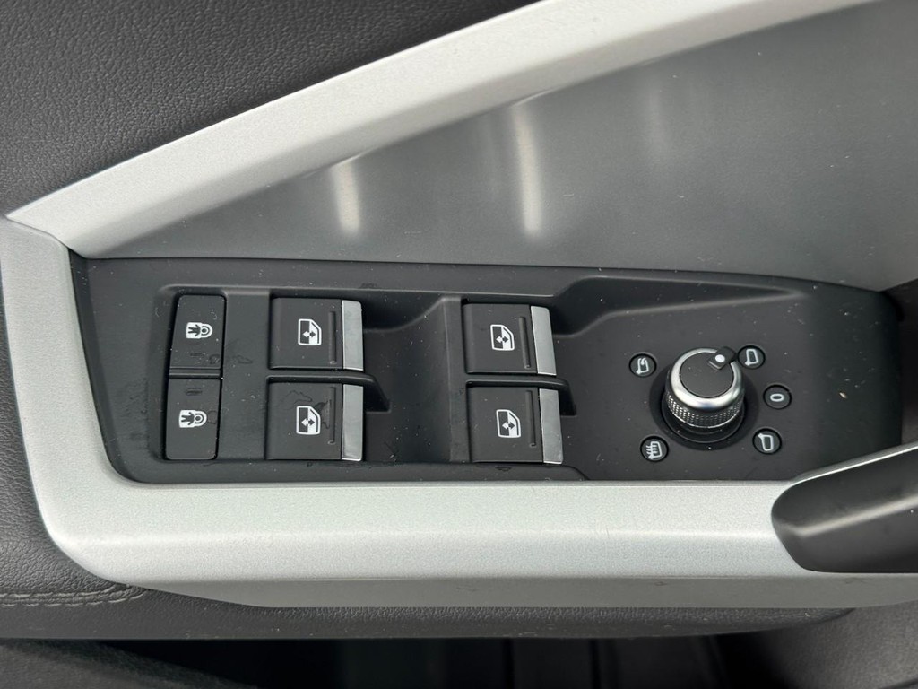 Audi Q3 Vehicle Full-screen Gallery Image 16