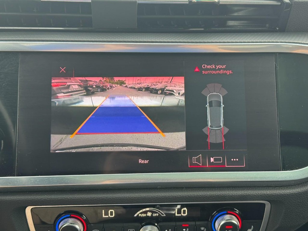 Audi Q3 Vehicle Full-screen Gallery Image 23