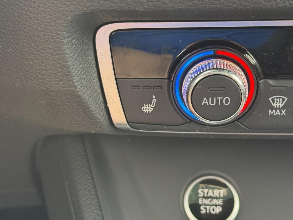 Audi Q3 Vehicle Full-screen Gallery Image 24