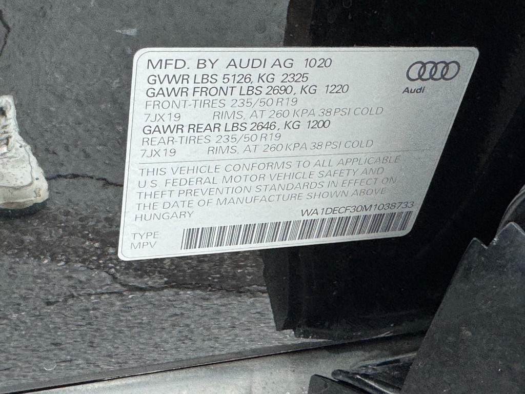 Audi Q3 Vehicle Full-screen Gallery Image 25
