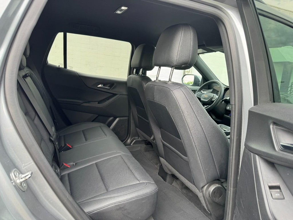 Chevrolet Equinox Vehicle Full-screen Gallery Image 10