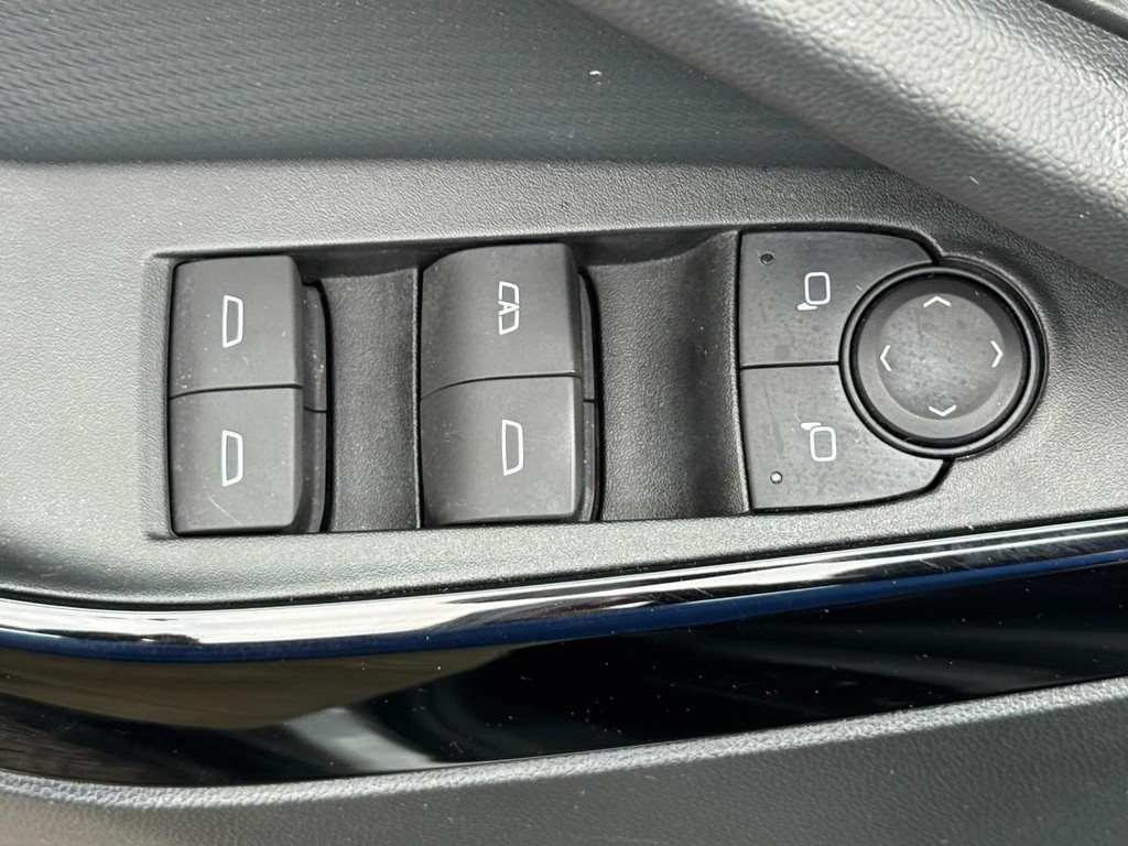 Chevrolet Equinox Vehicle Full-screen Gallery Image 15
