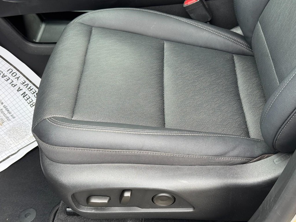 Chevrolet Equinox Vehicle Full-screen Gallery Image 16
