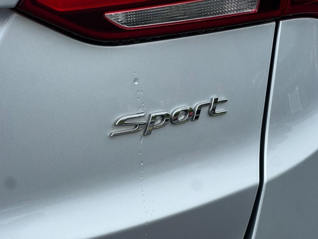 Hyundai Santa Fe Sport Vehicle Full-screen Gallery Image 05