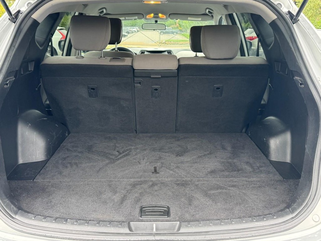 Hyundai Santa Fe Sport Vehicle Full-screen Gallery Image 06