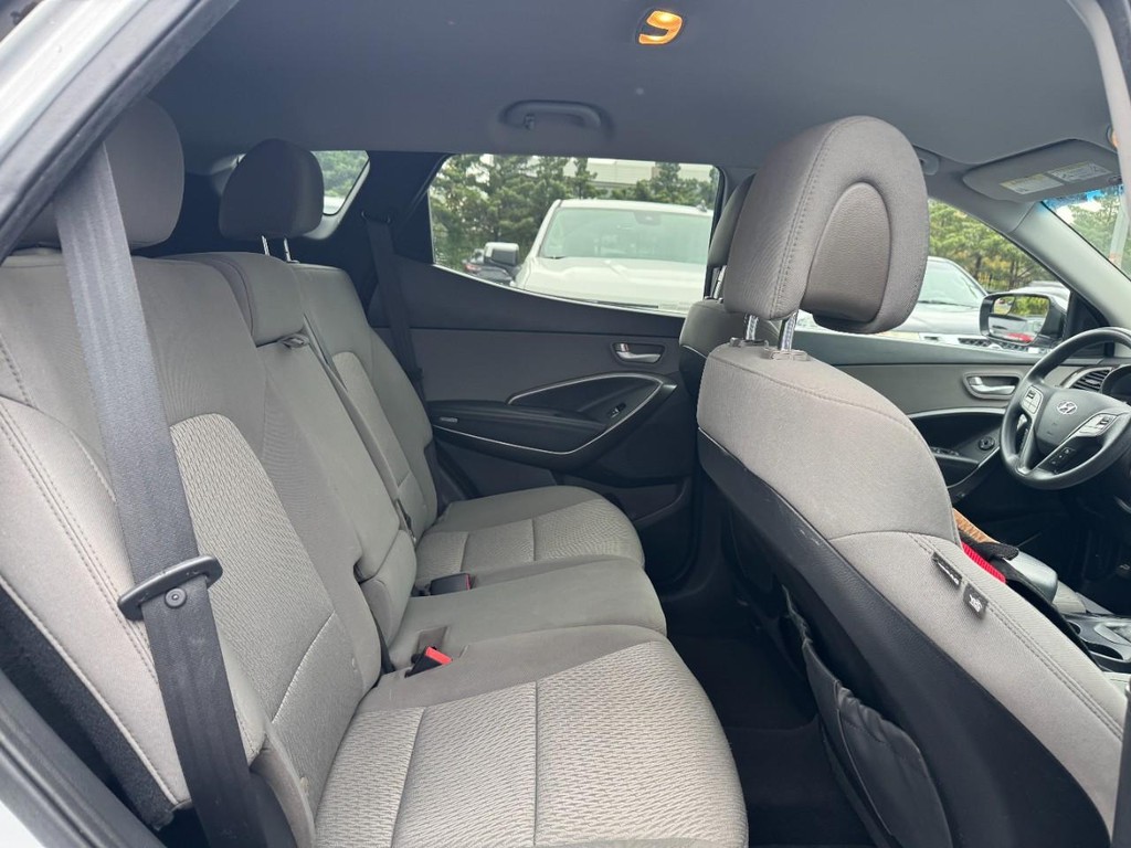 Hyundai Santa Fe Sport Vehicle Full-screen Gallery Image 11
