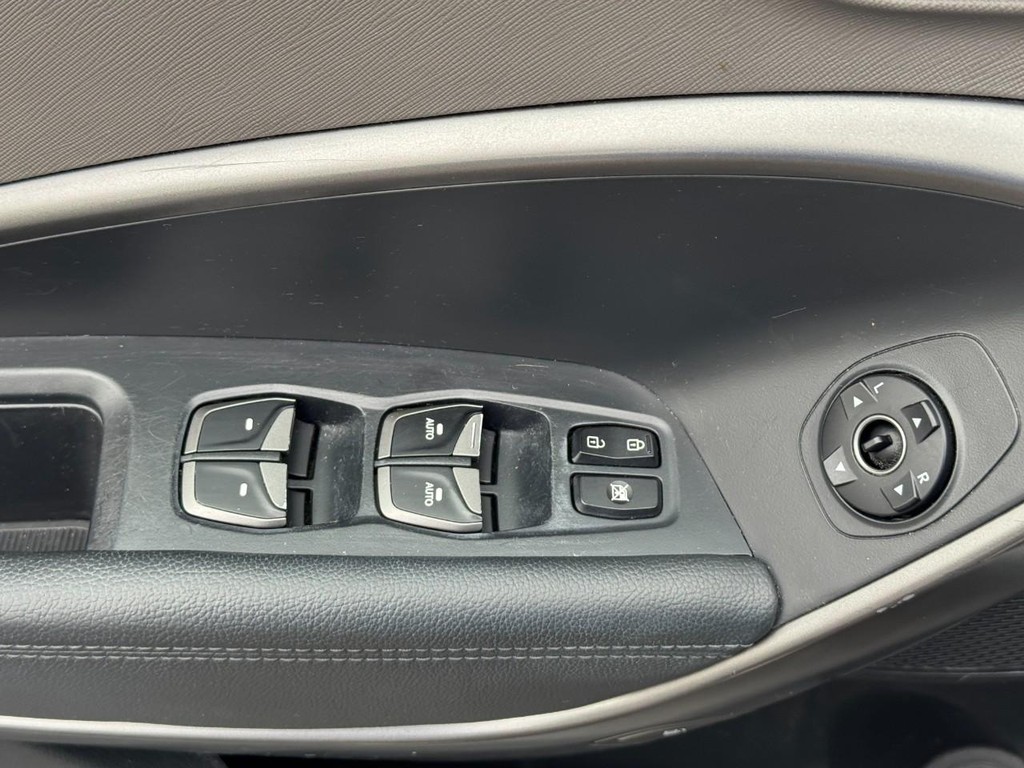 Hyundai Santa Fe Sport Vehicle Full-screen Gallery Image 16